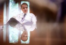 ΝΔ μόνη, ψάχνει… αυτοδυναμία