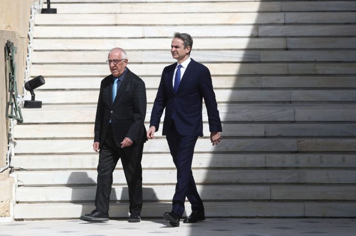 Βουλή: «Στο περίμενε» έχει ο Μητσοτάκης τον Κακλαμάνη για τις υποκλοπές