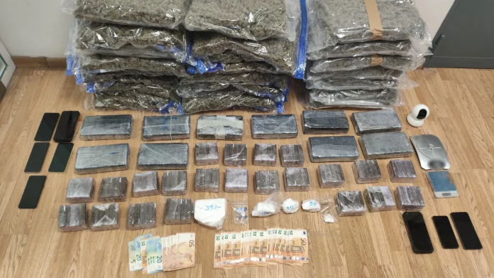 Συνελήφθησαν 3 άτομα για διακίνηση ναρκωτικών στην Αττική, πάνω από 400.000 ευρώ τα κέρδη τους