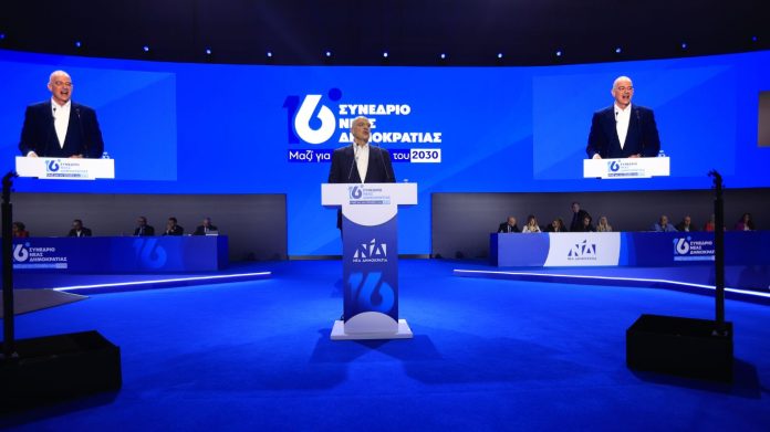 Ο ανυπόμονος Νίκος Δένδιας: Το βιαστικό βήμα ενός δελφίνου – Τι σηματοδοτεί η εμφάνιση στο συνέδριο της ΝΔ