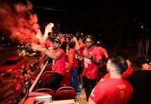 Έγινε η νύχτα μέρα στον Πειραιά, μεγάλη φιέστα για τον πρωταθλητή Ευρώπης Ολυμπιακό μπροστά στο Δημοτικό Θέατρο: Βίντεο και φωτογραφίες