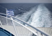 Βλάβη στον καταπέλτη του “Tera Jet 2” κατά τον απόπλου από Τήνο – Επέστρεψε στο λιμάνι με 319 επιβάτες