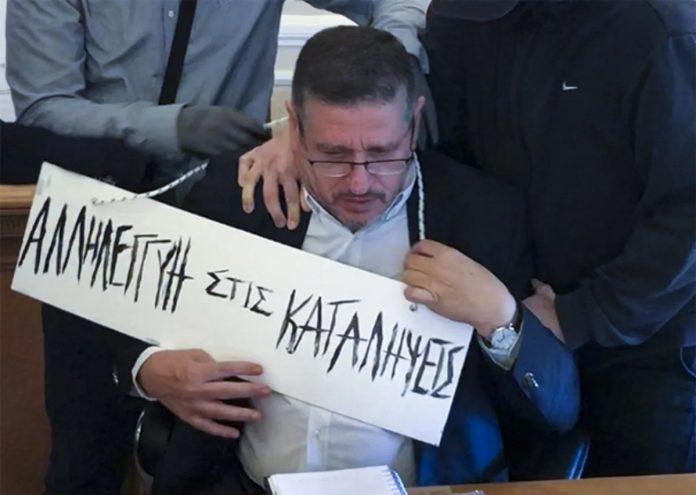 Αθώοι οι τρεις κατηγορούμενοι για τη διαπόμπευση του πρώην πρύτανη της ΑΣΟΕΕ τον Οκτώβριο του 2020