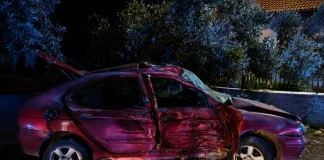 Επεισοδιακή καταδίωξη στη Μεσσηνία: 25χρονος Ρομά με κλεμμένο ΙΧ συγκρούστηκε με περιπολικό και «καρφώθηκε» σε μαντρότοιχο