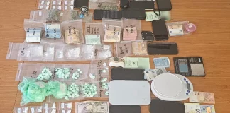 Σάμος: Εξαρθρώθηκε δίκτυο διακίνησης ναρκωτικών – Συνελήφθησαν 13 άτομα, κατασχέθηκαν κοκαΐνη, κάνναβη και 19.880 ευρώ (ΦΩΤΟ)