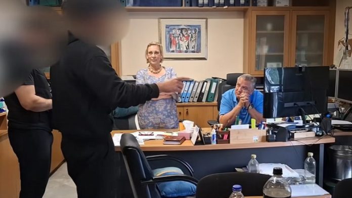 Παρέμβαση του Ρουβίκωνα στη ΔΕΥΑ Καλαμάτας για τις αυξήσεις στο νερό