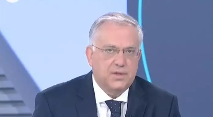 Στραβελάκης σφυροκοπά τον Θεοδωρικάκο: «Εσύ βγάζεις τον μήνα με 1000€; Εγώ όχι!» – (VIDEO)