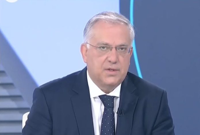 Στραβελάκης σφυροκοπά τον Θεοδωρικάκο: «Εσύ βγάζεις τον μήνα με 1000€; Εγώ όχι!» – (VIDEO)