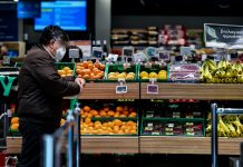 Ελλάδα δύο ταχυτήτων: Τα πρωτογενή πλεονάσματα και η αφαίμαξη του οικογενειακού προϋπολογισμού