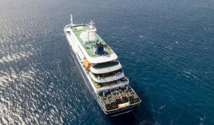 «Δεν μας αφήνουν να κατέβουμε»: Επιβάτες περιγράφουν τον εφιάλτη στο κρουαζιερόπλοιο του θανάτου – 3 οι νεκροί από χανταϊό