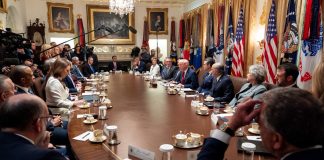 ΗΠΑ και Ιράν παίζουν με τη φωτιά: Επιθέσεις, απειλές και παρασκηνιακές διαπραγματεύσεις – Σήμερα συνεδριάζει το υπουργικό συμβούλιο Τραμπ