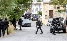 Επιχείρηση από τη ΔΑΟΕ Κρήτης για οικογενειακή σπείρα με εκβιασμούς, εμπρησμούς και απάτες, ζημιές χιλιάδων ευρώ και πάνω από 40 θύματα