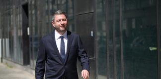 Μέχρι τον Οκτώβριο κουτσά – στραβά αντέχει – Αν οι κάλπες στηθούν την άνοιξη;
