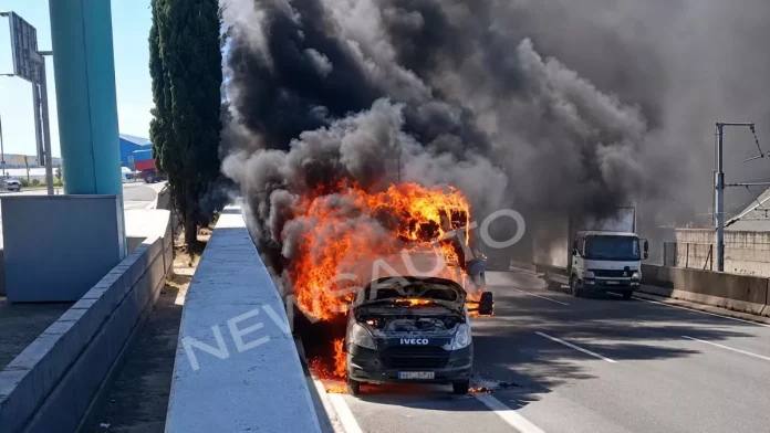 Video: Φωτιά σε όχημα στην Αττική Οδό