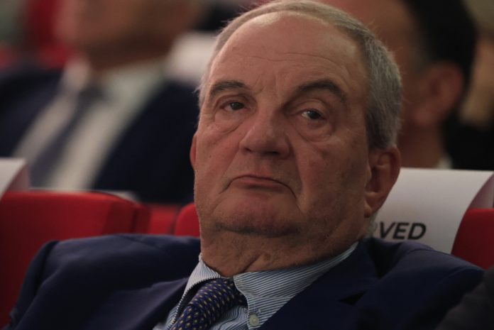 Ή τον «ουδετεροποιεί» ή τον …εκθέτει!