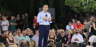 Προσθαφαιρέσεις στο επικοινωνιακό επιτελείο