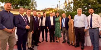 «Ωδή» Κυρανάκη στον Σαμαρά σε εκδήλωση της ΝΔ – Αμηχανία στο κοινό «Ωδή» Κυρανάκη στον Σαμαρά σε εκδήλωση της ΝΔ – Αμηχανία στο κοινό