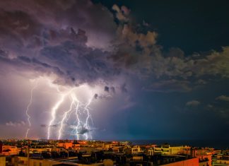 Κακοκαιρία: Καταιγίδες και χαλάζι «σφυροκοπούν» τη χώρα – Πάνω από 16.000 κεραυνοί, πότε θα κορυφωθούν τα φαινόμενα