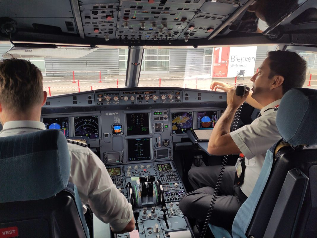 EasyJet_airbus_A320_cockpit-2048x1536