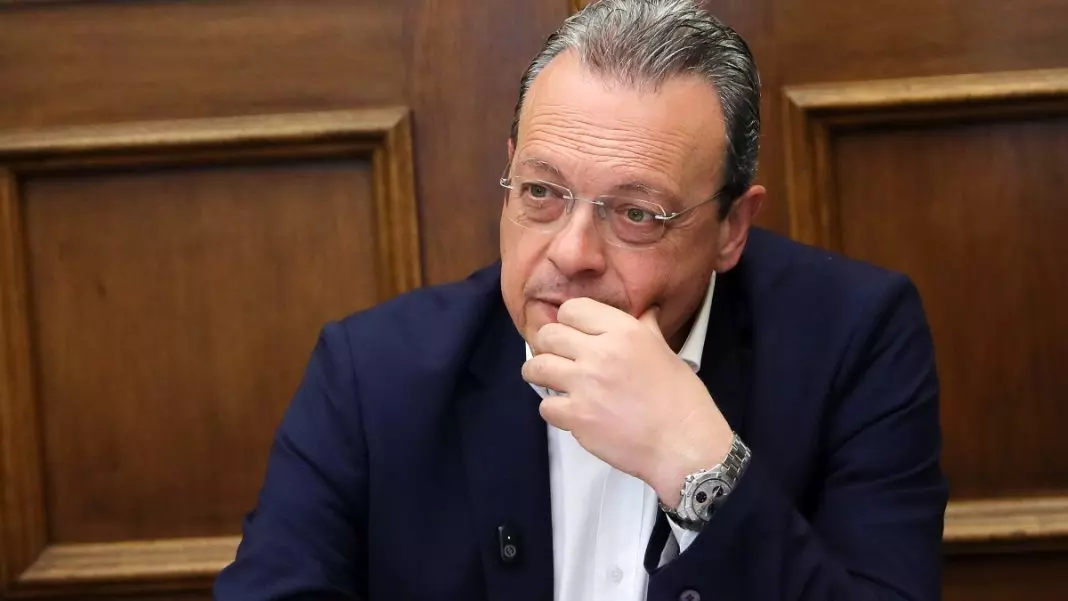 FAMELLOS Μεταξύ Τσίπρα και ΣΥΡΙΖA: Αντίστροφη μέτρηση για τον Σ. Φάμελλο