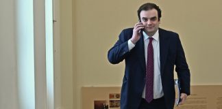 Παρέλαση υπουργών και «σήμα» για κάλπες