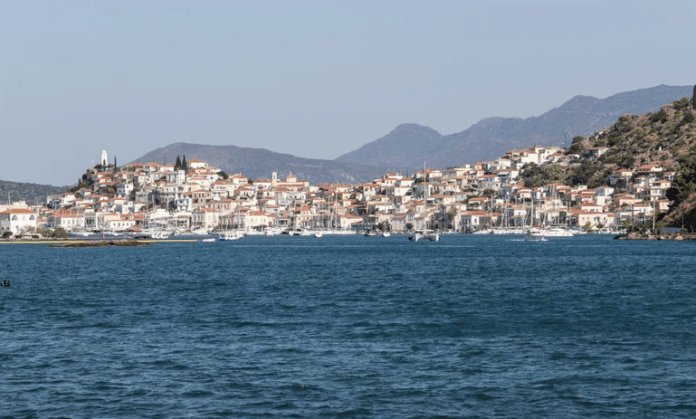 Συνελήφθη πλοίαρχος λάντζας στον Πόρο – Υπερφόρτωσε το σκάφος και βρέθηκε να πλοηγεί πιωμένος
