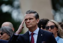 Πιτ Χέγκσεθ: Αντιδράσεις για το επίσημο ταξίδι στη Γαλλία με τη σύζυγο και τα 6 παιδιά τους (VIDEO)