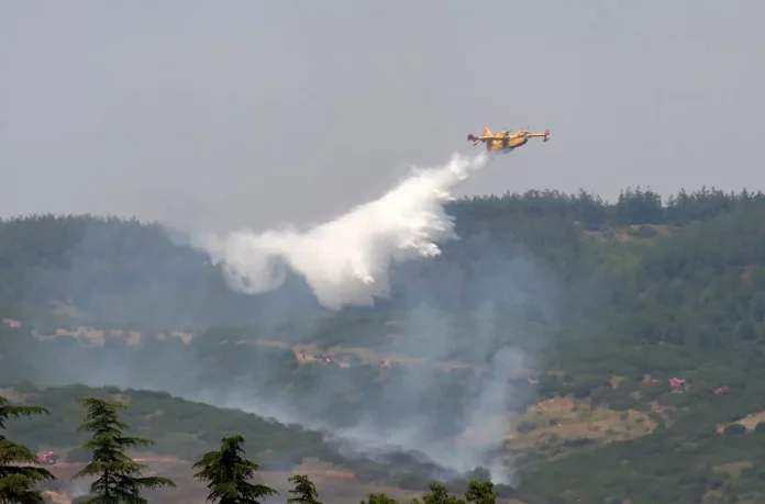 Φωτιά στην Πλάκα Λαυρεωτικής – Σηκώθηκαν εναέρια μέσα