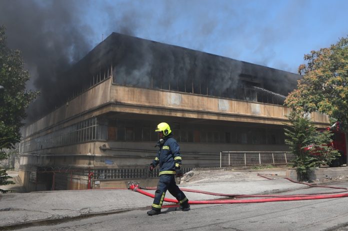 Πέρασαν 16 ώρες και ακόμα καίει η φωτιά στο εργοστάσιο στο Αιγάλεω – Αποπνικτική η ατμόσφαιρα