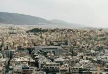 Κυβέρνηση κατά δήμων: Τους αρπάζει τις υπηρεσίες δόμησης