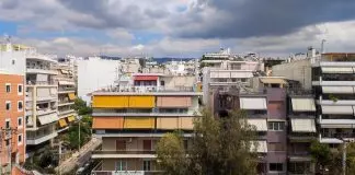 Καμπανάκι Κομισιόν για τη στέγαση στην Ελλάδα: Χειροτερεύει η κατάσταση για τα νοικοκυριά