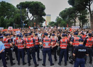 Αλβανία: Τέταρτη νύχτα συγκρουσιακών διαδηλώσεων κατά της μετατροπής υδροβιότοπου σε θέρετρο από την οικογένεια Τραμπ (Video)
