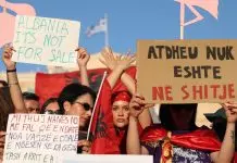 Συγκέντρωση Αλβανών στο Σύνταγμα ενάντια στην επένδυση του γαμπρού του Τραμπ