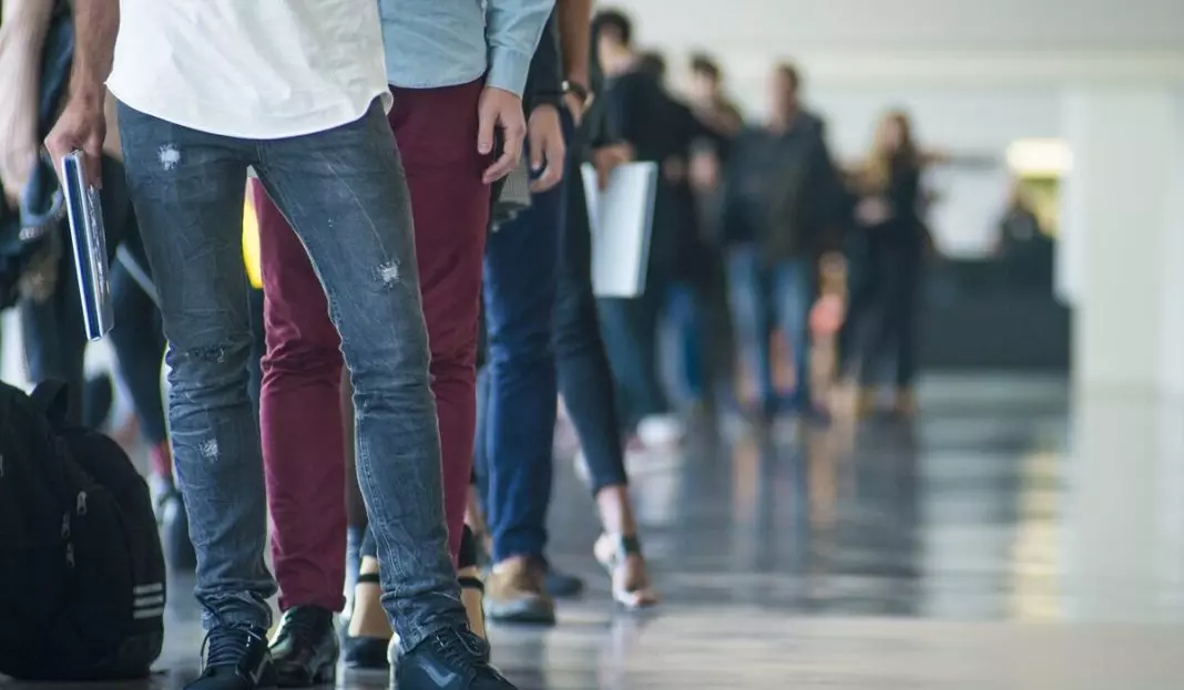 Shoes,Of,People,Doing,A,Line,In,A,Casting,For Άνεργοι για πάνω από 12 μήνες 6 στους 10 πτυχιούχους – Έκθεση του ΙΝΕ/ΓΣΕΕ