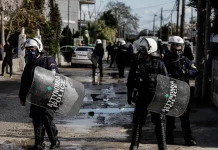 Γαστούνη: Αστυνομικός δέχθηκε επίθεση σε καταυλισμό Ρομά κατά τη διάρκεια επιχείρησης – Τον χτύπησαν με καδρόνι