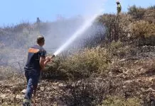 Υπό έλεγχο η φωτιά στην Πλάκα Λαυρεωτικής – Ξεκίνησε από πυλώνα της ΔΕΗ