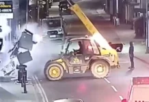 Συμμορία γκρέμισε τράπεζα με γερανό και «ξήλωσε» ATM – Κάμερα ασφαλείας κατέγραψε τη χολιγουντιανή ληστεία