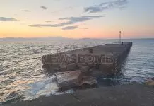 Ραφήνα: Πλοίο γεμάτο με επιβάτες κι οχήματα προσέκρουσε στον λιμενοβραχίονα – Τον έκοψε στα δύο