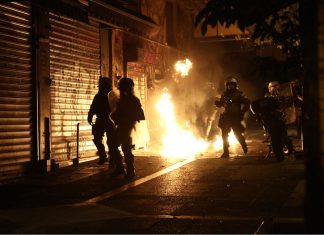 Επεισόδια στα Εξάρχεια: Κουκουλοφόροι επιτέθηκαν με μολότοφ σε αστυνομικούς