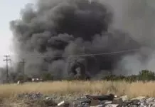 Φωτιά στα Τσαΐρια Περαίας: Μάχη με τις αναζωπυρώσεις και τον τοξικό καπνό στη χωματερή