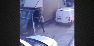 Φούρναρης στην Άγκυρα σταματάει την τελευταία στιγμή φορτηγό που κυλούσε προς τα πίσω χωρίς χειρόφρενο – Δείτε βίντεο