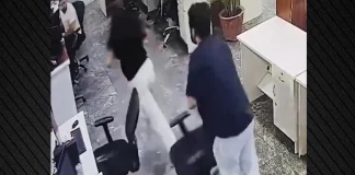 Φρίκη στην Ινδία: Άνδρας μπούκαρε στο γραφείο και μαχαίρωσε μέχρι θανάτου τη συνάδελφο και πρώην σύντροφό του, σκληρό βίντεο