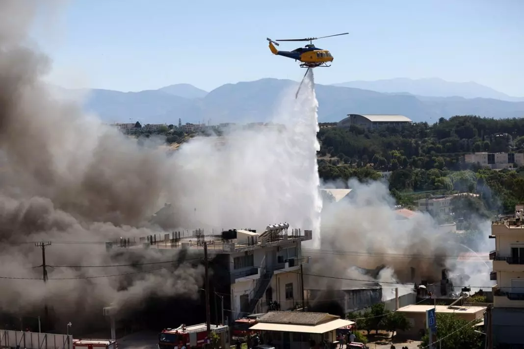 Ηράκλειο: Ζημιές σε πολυκατοικία και επιχειρήσεις από τη μεγάλη πυρκαγιά – Βελτιωμένη η κατάσταση