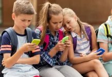 Όχι smartphone πριν από τα 13 έτη, συστήνει η αρχή Δημόσιας Υγείας στην Σουηδία