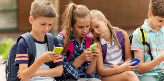 Όχι smartphone πριν από τα 13 έτη, συστήνει η αρχή Δημόσιας Υγείας στην Σουηδία