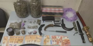 Συνελήφθησαν 47χρονη και 24χρονος στην Κυψέλη με σπαθιά, μαχαίρια και ναρκωτικά