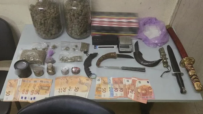 Συνελήφθησαν 47χρονη και 24χρονος στην Κυψέλη με σπαθιά, μαχαίρια και ναρκωτικά