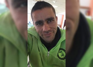 Αφαίρεσαν το μνημείο του Αντώνη Καρυώτη από το λιμάνι του Πειραιά