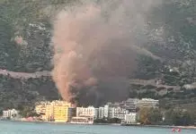 Φωτιά τώρα σε εγκαταλελειμμένο ξενοδοχείο κοντά σε σπίτια στο Λουτράκι – Δείτε βίντεο