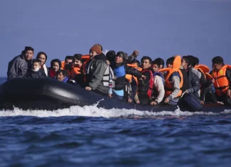 Τουλάχιστον 158 παράνομοι μετανάστες διασώθηκαν τις τελευταίες ώρες νότια της Κρήτης Περισσότεροι από 700 παράνομοι μετανάστες διέσχισαν χθες τη Μάγχη, αριθμός-ρεκόρ από τις αρχές του έτους